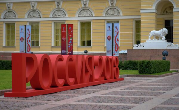 Рекламные флаги на улицах Санкт-Петербурга во время подготовки к предварительной жеребьевке ЧМ-2018 по футболу Рекламные флаги на улицах Санкт-Петербурга во время подготовки к предварительной жеребьевке ЧМ-2018 по футболу
