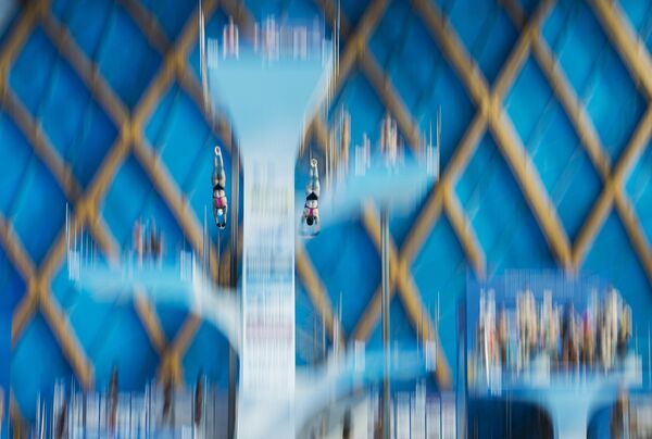Спортсмены разминаются перед предварительным раундом соревнований по синхронным прыжкам в воду с вышки 10 м среди женщин Спортсмены разминаются перед предварительным раундом соревнований по синхронным прыжкам в воду с вышки 10 м среди женщин