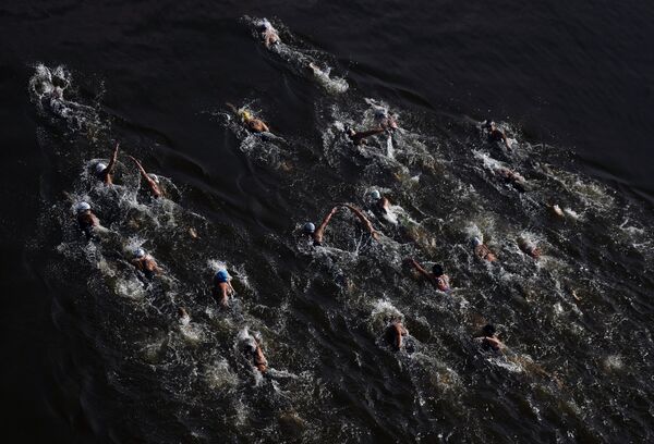 Спортсменки на дистанции 25 км на открытой воде Спортсменки на дистанции 25 км на открытой воде