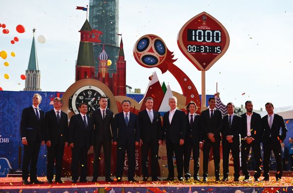 Торжественная церемония запуска часов обратного отсчета на Манежной площади Москвы во время мероприятий в рамках празднования 1000 дней до ЧМ-2018 в России Торжественная церемония запуска часов обратного отсчета на Манежной площади Москвы во время мероприятий в рамках празднования 1000 дней до ЧМ-2018 в России