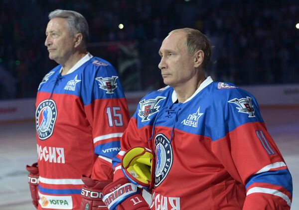 Президент РФ Владимир Путин (справа), президент Ночной хоккейной лиги (НХЛ) Александр Якушев Президент РФ Владимир Путин (справа), президент Ночной хоккейной лиги (НХЛ) Александр Якушев