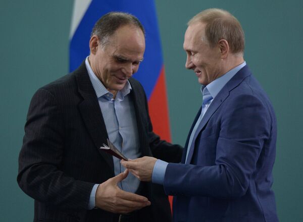 Президент России Владимир Путин (справа) вручает паспорт гражданина РФ тренеру сборной команды России по дзюдо Эцио Гамбе Президент России Владимир Путин (справа) вручает паспорт гражданина РФ тренеру сборной команды России по дзюдо Эцио Гамбе