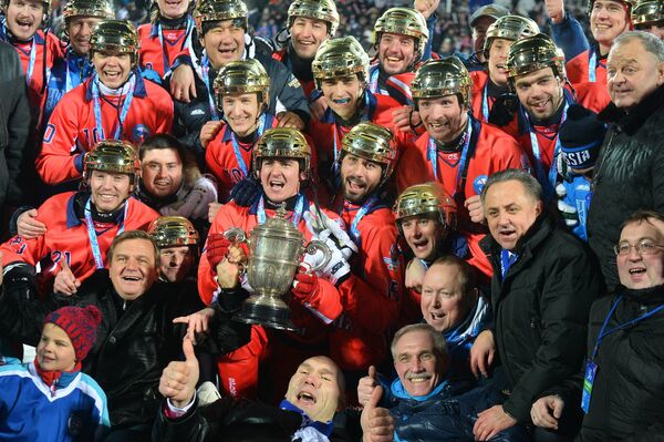 Игроки сборной России с Кубком чемпионов мира по хоккею с мячом 2016 в Ульяновске во время церемонии награждения Игроки сборной России с Кубком чемпионов мира по хоккею с мячом 2016 в Ульяновске во время церемонии награждения