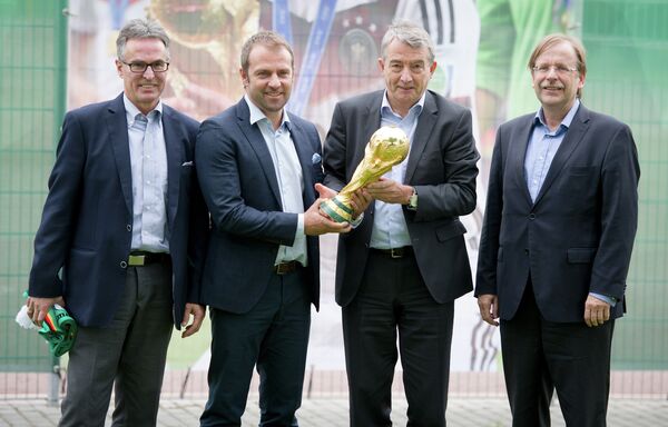 Генеральный секретарь Немецкого футбольного союза (DFB) Хельмут Зандрок (слева) Генеральный секретарь Немецкого футбольного союза (DFB) Хельмут Зандрок (слева)