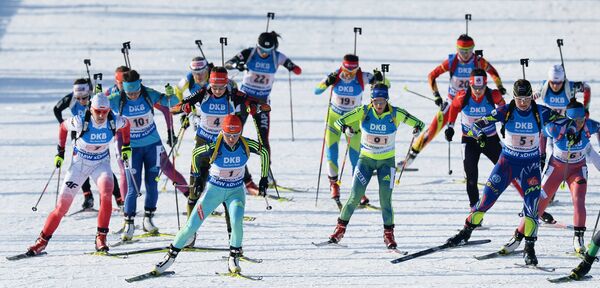 Спортсменки на дистанции эстафеты среди женщин на чемпионате мира по биатлону в норвежском Холменколлене Спортсменки на дистанции эстафеты среди женщин на чемпионате мира по биатлону в норвежском Холменколлене