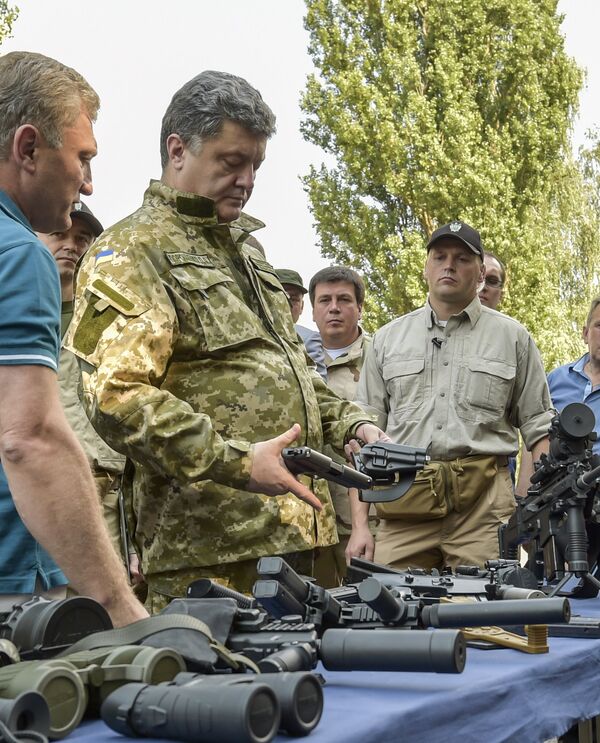Президент Украины Петр Порошенко (в центре) Президент Украины Петр Порошенко (в центре)