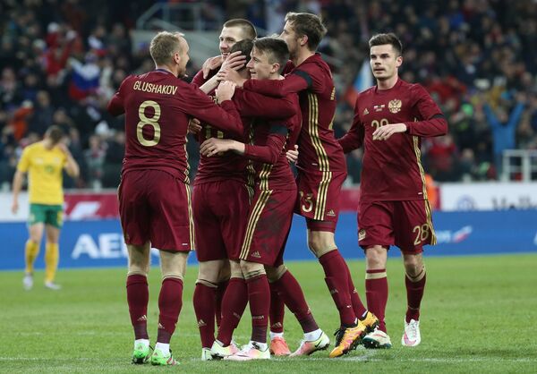 Игроки сборной России радуются забитому голу Игроки сборной России радуются забитому голу