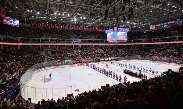 Игроки сборной России и сборной Финляндии перед началом матча группового этапа Еврохоккейтура Игроки сборной России и сборной Финляндии перед началом матча группового этапа Еврохоккейтура