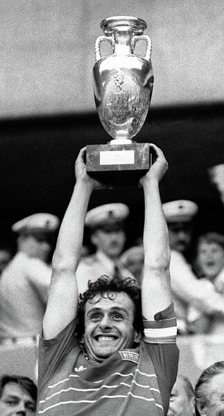 Полузащитник сборной Франции Мишель Платини с кубком, 1984 год Полузащитник сборной Франции Мишель Платини с кубком, 1984 год