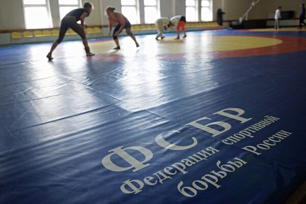 Спортсменки женской сборной РФ по вольной борьбе на тренировке Спортсменки женской сборной РФ по вольной борьбе на тренировке