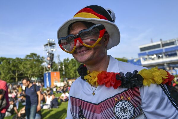 Болельщик в фан-зоне чемпионата Европы по футболу перед Эйфелевой башней в Париже Болельщик в фан-зоне чемпионата Европы по футболу перед Эйфелевой башней в Париже