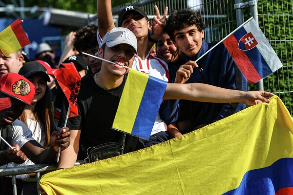 Болельщики в фан-зоне чемпионата Европы по футболу перед Эйфелевой башней в Париже Болельщики в фан-зоне чемпионата Европы по футболу перед Эйфелевой башней в Париже