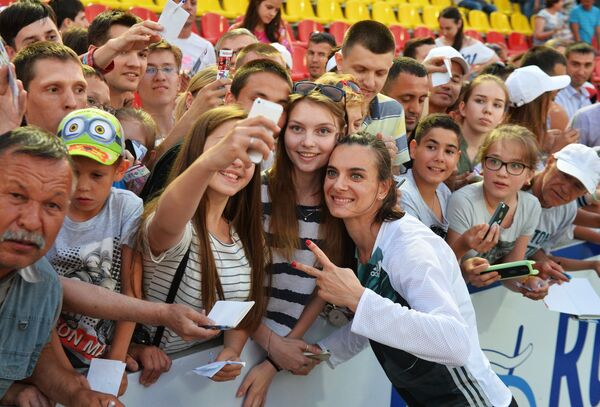 Елена Исинбаева с болельщиками на чемпионате России по легкой атлетике в Чебоксарах Елена Исинбаева с болельщиками на чемпионате России по легкой атлетике в Чебоксарах
