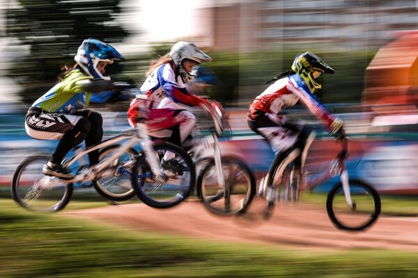 Спортсменки во время заезда на чемпионате России по велоспорту BMX в Москве Спортсменки во время заезда на чемпионате России по велоспорту BMX в Москве