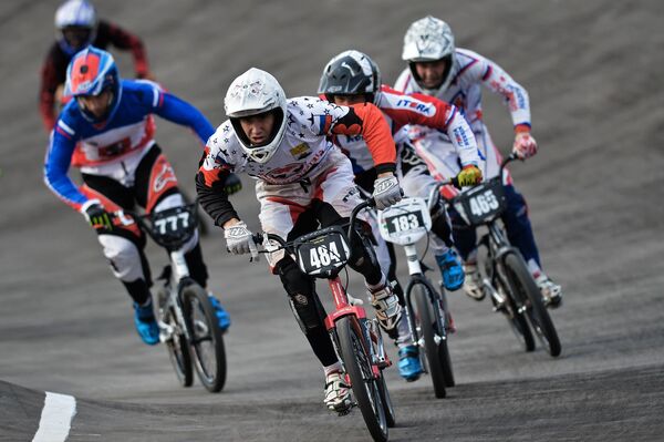 Александр Завьялов (в центре) на чемпионате России по велоспорту BMX в Москве Александр Завьялов (в центре) на чемпионате России по велоспорту BMX в Москве